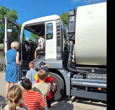 Das Müllauto zu Gast an der Grundschule